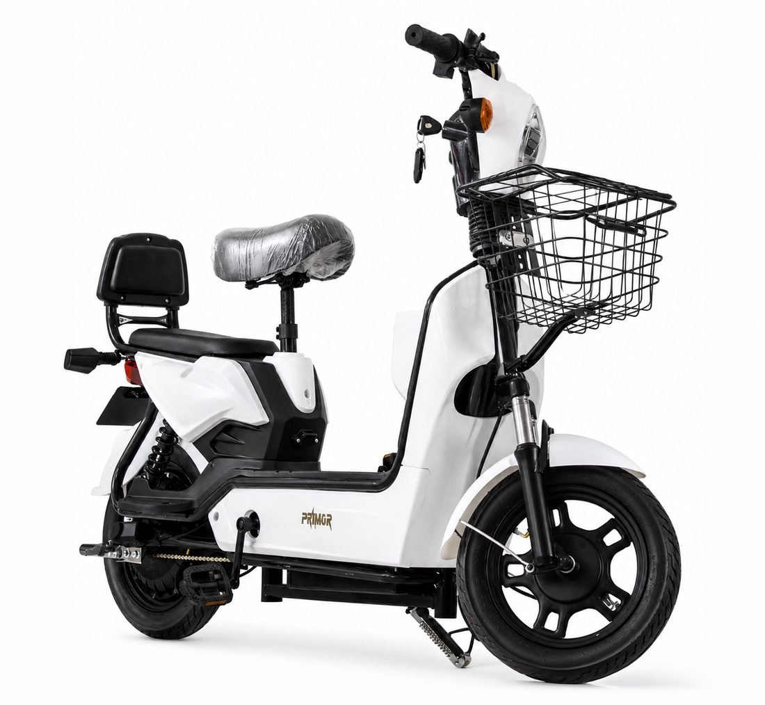 Bicicleta elétrica branca com cesto frontal, em estúdio.
