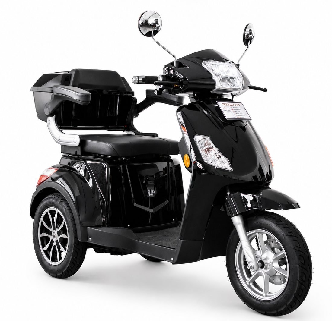 Triciclo elétrico Mega Elétron em estúdio, com baú traseiro e assento duplo.