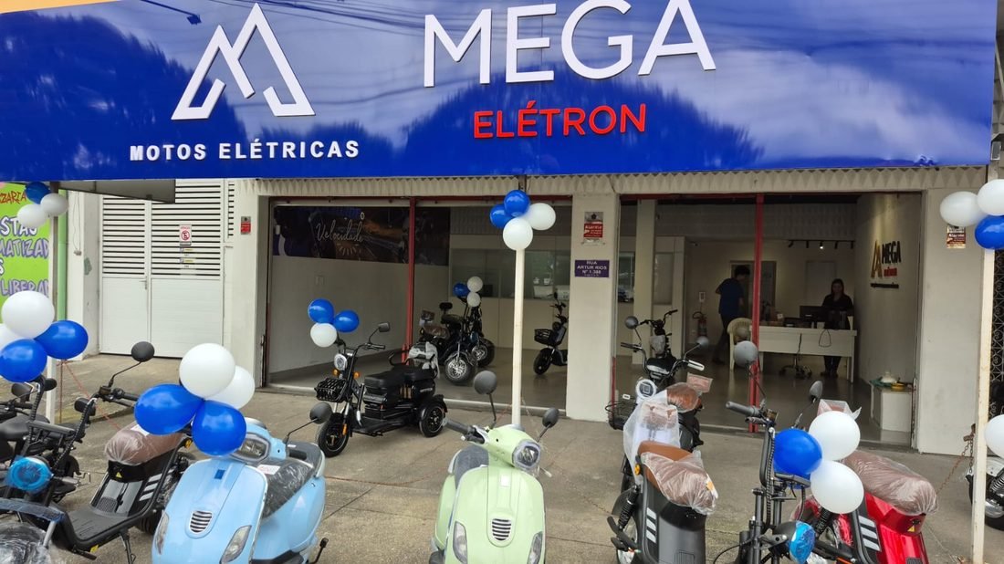 Fachada da unidade Mega Elétron em Campo Grande, Rio de Janeiro, com scooters elétricas expostas.