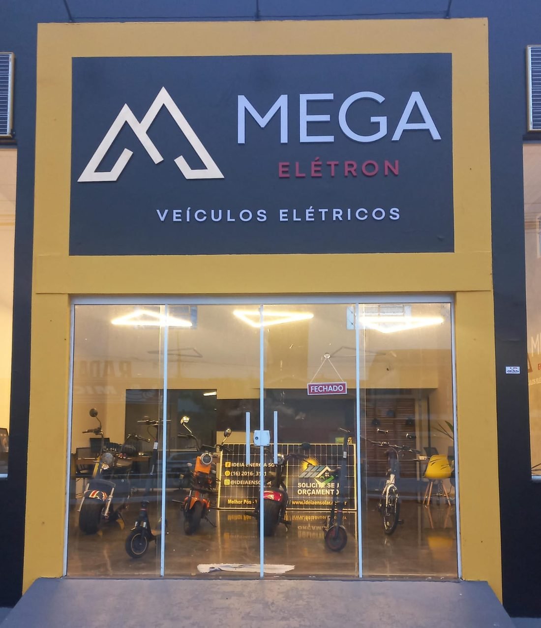 Fachada iluminada da unidade Mega Elétron em Matão, São Paulo.