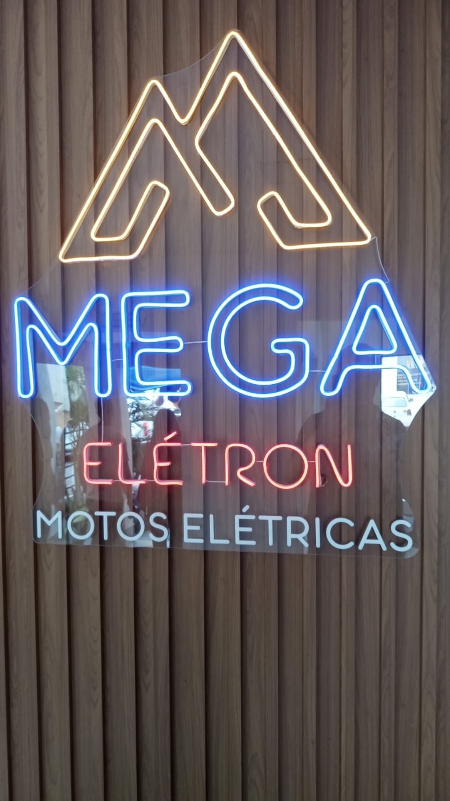 Logotipo iluminado da unidade Mega Elétron em Volta Redonda, Rio de Janeiro.